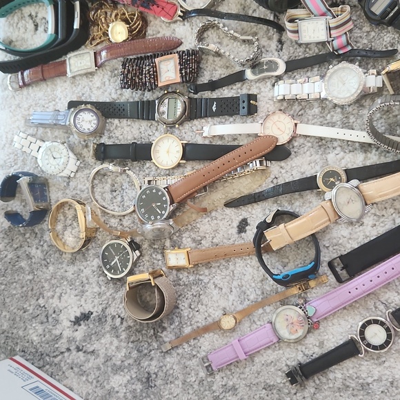 5lb Lot Of Watches Mostly Fashion - Picture 5 of 5